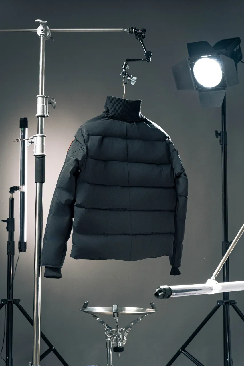 P820 official website synchronizes the top Canada Goose CANADA. GOOSE 42 models ❣️❣️❣️ The new expedition goose limited edition comes from the top domestic development team. It is currently the highest version on the market and in the country (there is no one). You can compare it at will. The top version exclusively for purchase must be high-quality. If there is a better product than mine, the clothes will be given to you. Analysis of the new expedition limited edition: (Trademark): For the chest LOGO, we use exclusively custom-dyed embroidery thread. The imported Behringer embroidery machine truly achieves 100% reproduction and is guaranteed to be completely consistent with ZP. The embroidery thread has zero color difference, the maple leaves are full and clear, and the details are perfect. Different from the crooked and fuzzy embroidery on the market, I honestly don’t know what kind of machine can embroider like this! A fake look! (We can guarantee that no one of our peers is more attentive and professional than us!) (Fabric): The new expedition model is made of exclusive high-end fabrics, abandoning the old expedition 21-count all-round fabric! The front piece is made of 18-count glue, and the back piece (sleeves) is made of a unique combination of pongee wool plaid, which restores the taste that ZP should have. It ensures the comfort and fit of the upper body while ensuring the 5-level cold protection index. It achieves the comfort of the fabric covering the mouth and the 5-level cold protection index of the old Expedition. The difference between market products can be seen at a glance. Cheap fabrics can be used to make sexy underwear, but forget about making down jackets! I really can’t do it without buying the original version and dismantling it! (Accessories): Spend a lot of money to develop private model customization, no matter the cost, as long as every detail is perfect! The original 1:1 mine buckle, the thorns on each buckle are very obvious! It took me 2 months to find the imported cuff ribbing. It is comfortable, warm and feels great! The original one-to-one molded landmine buckle/comma buckle/zipper embryo/four-button buckle/, washed label/dyed cuff thread/are all made with great care! It’s so different from the summer sock-like cuffs on the market that I can’t stand it! What is this! Different from the cheap male models used in the market! It looks too cheap, no contrast means no harm! Size: S-XXL